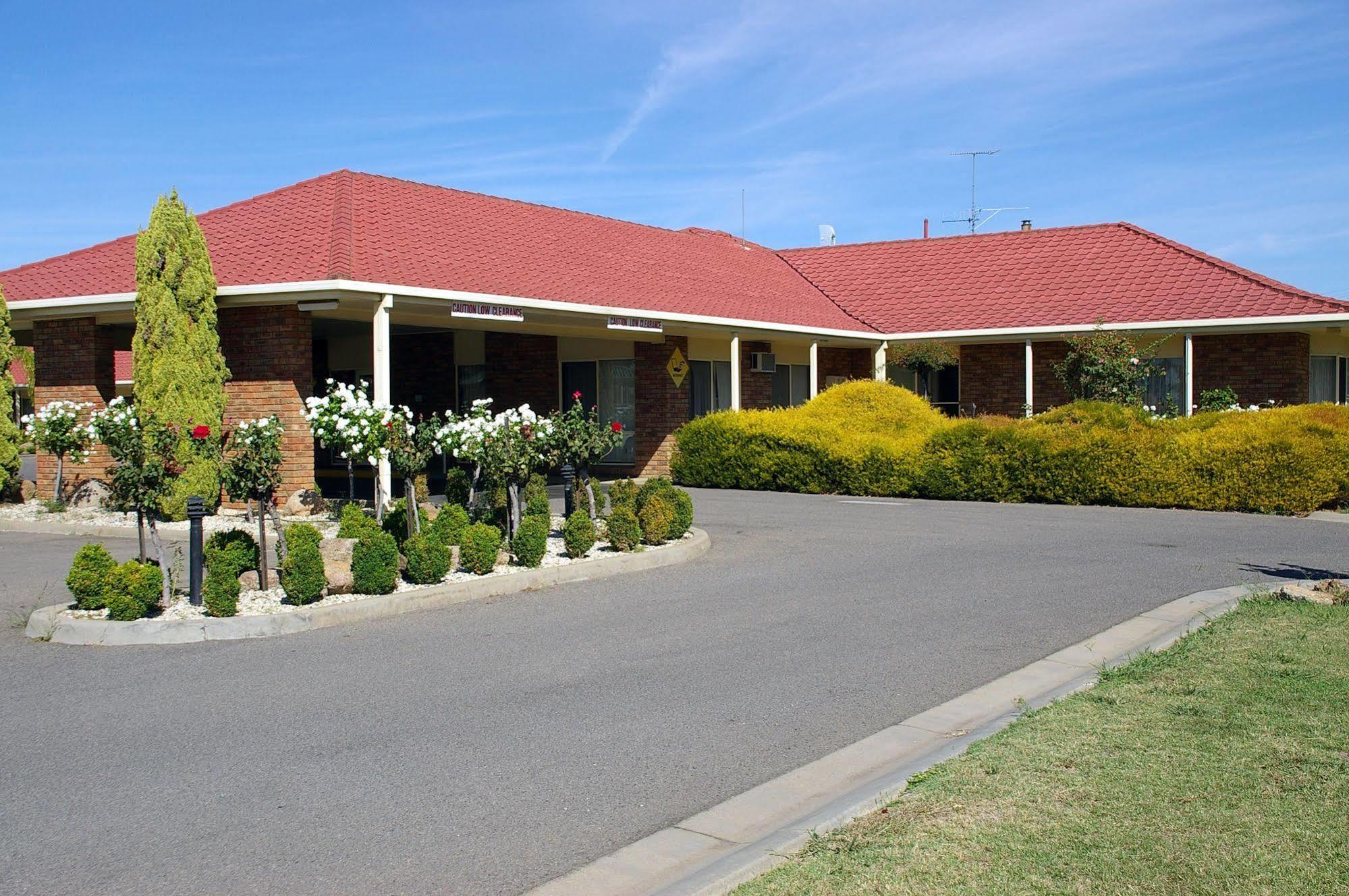 Pines Country Club Motor Inn Shepparton Exterior photo