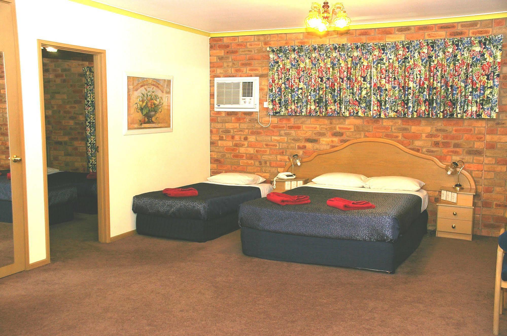 Pines Country Club Motor Inn Shepparton Exterior photo
